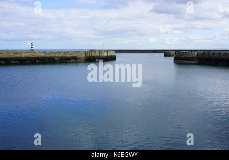 Seaham County Durham England Leuchtturm und Mole und Hafeneinfahrt Stockfoto