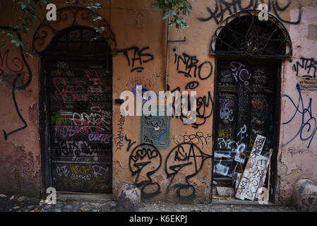 Roma, Italien. 11 Sep, 2017. Graffiti aufgesprüht Türen im Viertel Trastevere, Rom. Credit: Jorge Sanz/Pacific Press/Alamy leben Nachrichten Stockfoto