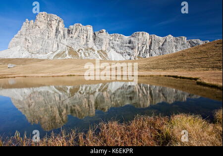 Lastoi de Formin im Wasser spiegelt, Giau, Dolomiten, Italien Stockfoto