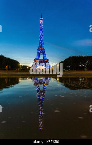 Die beleuchteten Eiffelturm ist im Wasser Champ de Mars Paris Frankreich Europa wider Stockfoto