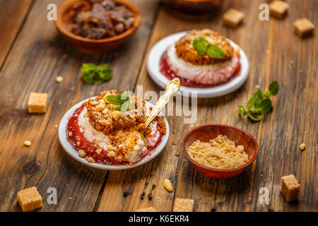 Keine gebackene strawberry Cheesecake diente auf dem weißen Platten Stockfoto