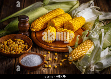 Süße gekochte Maiskolben mit Salz serviert. Stockfoto