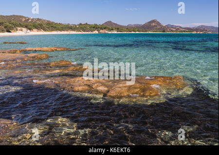 Felsen Frame das türkisfarbene Wasser des Meeres rund um den Sandstrand von Sant Elmo Castiadas Costa Rei Cagliari Sardinien Italien Europa Stockfoto