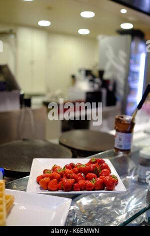 Frische Erdbeeren in einem Stall in Montmartre, Paris, Frankreich Stockfoto