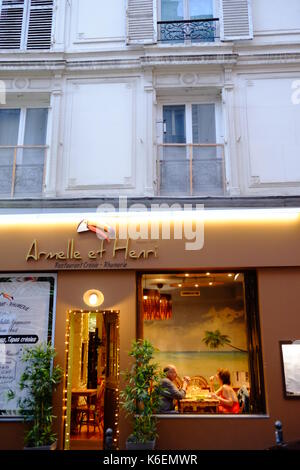 Ein paar Essen in einem kreolischen Restaurant in der Rue Audran, Montmartre, Paris Stockfoto