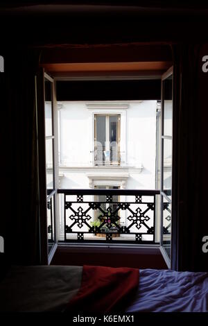 Der Blick durch ein Hotel Schlafzimmer Fenster in Montmartre in Paris mit der fensterläden an einem sonnigen Tag Stockfoto