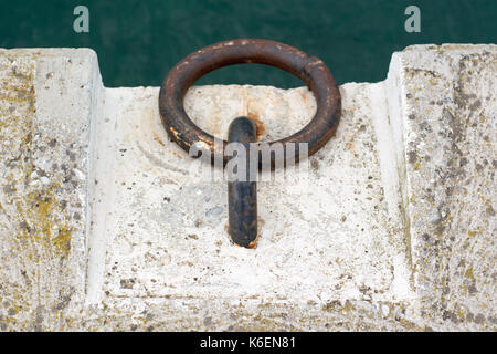 Dock Stollen auf einem Pier zu binden - bis Boote mit grünen Meer als Hintergrund an einem sonnigen Tag Stockfoto