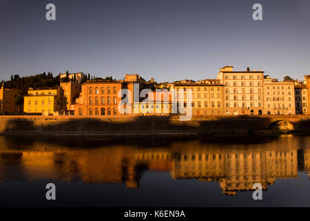 Gebäude gebadet in der Dämmerung Licht auf den Fluss Arno in Florenz, Toskana Italien Europa EU Stockfoto