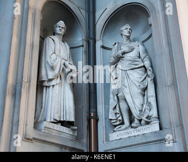 Statuen von Francesco Guicciardini und Amerigo Vespucci an den Uffizien in Florenz, Toskana Italien Europa EU Stockfoto