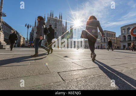 Blick auf den Platz und den gotischen Dom das Symbol von Mailand Lombardei Italien Europa Stockfoto