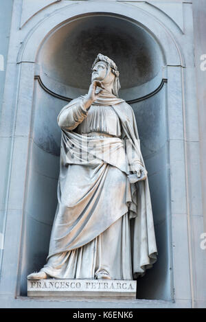 Statue von Francesco Petrarca in den Uffizien in Florenz, Toskana Italien Europa EU Stockfoto