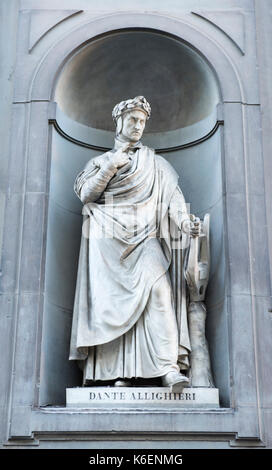 Statue von Dante Alighieri in den Uffizien in Florenz, Toskana Italien Europa EU Stockfoto