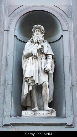 Statue von Leonardo Da Vinci in den Uffizien in Florenz, Toskana Italien Europa EU Stockfoto