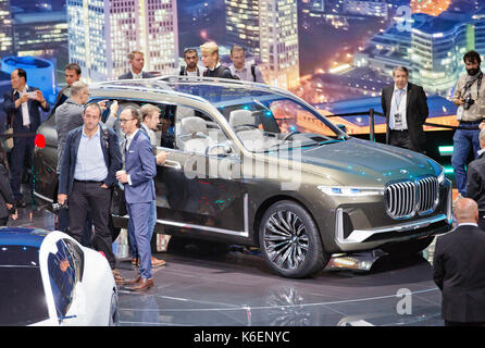 Plug-in-Hybride SUV BMW X7 Stockfoto