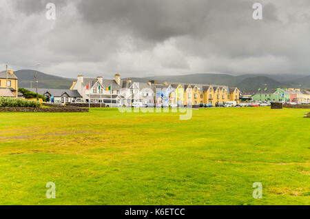 Gewitterwolken über dem idyllischen Küstendorf Waterville County Kerry Irland Stockfoto