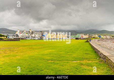 Gewitterwolken über dem idyllischen Küstendorf Waterville County Kerry Irland Stockfoto