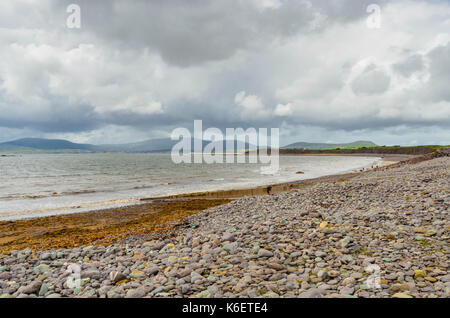 Westlicher Blick auf Pebble Beach County Kerry Waterville Richtung Ballinskelligs Irland Stockfoto