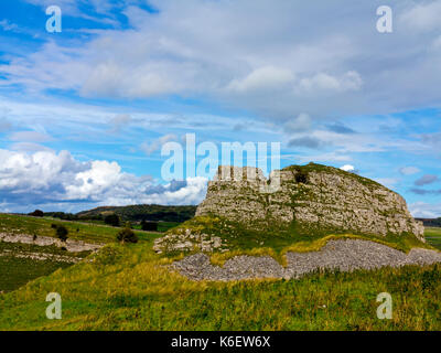 Blick über Cressbrook Dale eine Art Reserve und beliebtes Wandergebiet im Peak District National Park Derbyshire Dales England Großbritannien Stockfoto