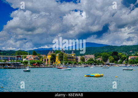 Der Hafen der Stadt mit Segelbooten am Wörthersee, Wörthersee, Kärntens größtem See Stockfoto