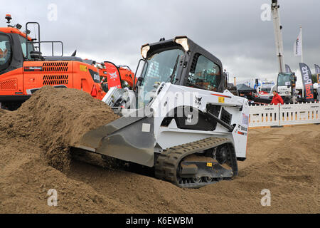 HYVINKAA, Finnland - 8 September, 2017: Fahrer bewegt den Sand mit Bobcat T450 kompakte Kettenlader auf Baustelle auf der Maxpo 2017. Stockfoto