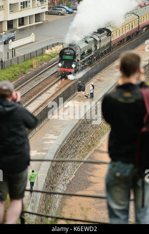 Menschen beobachten der Torbay Express durch Dawlish, geschleppt von handelsmarine Klasse Lok Nr. 35028 Clan. Stockfoto