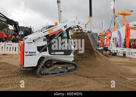 HYVINKAA, Finnland - 8 September, 2017: Operator arbeitet mit Bobcat T450 kompakte Kettenlader auf Sand Baustelle auf der Maxpo 2017. Stockfoto