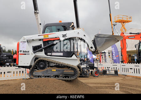 HYVINKAA, Finnland - 8 September, 2017: Operator arbeitet mit Bobcat T450 kompakte Kettenlader auf Sand Baustelle auf der Maxpo 2017. Stockfoto