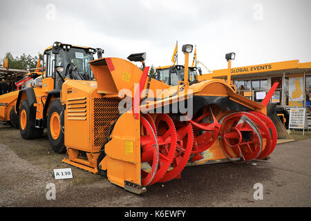 HYVINKAA, Finnland - 8 September, 2017: VAMMAS B400 Schneefräse auf JCB Radlader der Finavia Oy auf Maxpo 2017 montiert. Die B400 ist für schwere d Stockfoto