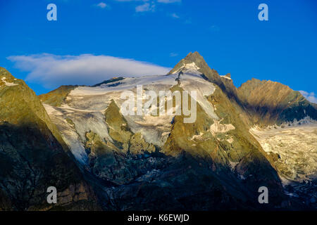 Der Gipfel des Großglockner, des höchsten Berges Österreichs, bei Sonnenaufgang, von der Kaiser-Franz-Josefs-Höhe aus gesehen Stockfoto