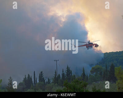 Eine Brandbekämpfung Hubschrauber bei der Arbeit in Zakynthos, Griechenland Stockfoto