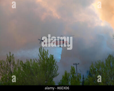 Eine Brandbekämpfung Hubschrauber bei der Arbeit in Zakynthos, Griechenland Stockfoto