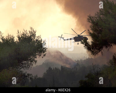 Eine Brandbekämpfung Hubschrauber bei der Arbeit in Zakynthos, Griechenland Stockfoto