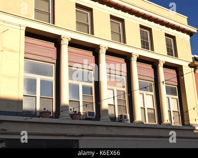 Fassade in der Innenstadt von Genf, New York in den frühen Morgenstunden Stockfoto