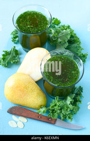 Kale Smoothie mit Birne und Mandelflocken. Stockfoto