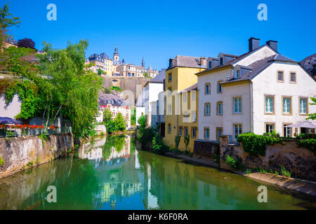 Luxemburg City, Downtown City teil Grund, malerischen Blick mit einer Brücke über die Alzette Fluss Stockfoto