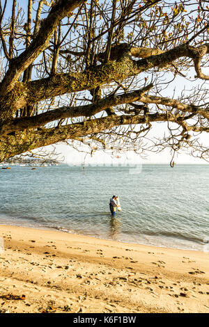 Fischfang mit Fischernetz in Santo Antonio de Lisboa Beach. Florianopolis, Santa Catarina, Brasilien. Stockfoto