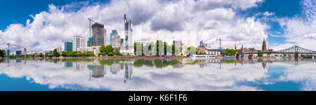Panorama Sommer des Financial District mit Sky Towers auf dem Fluss Oberfläche reflektiert in Frankfurt am Main, Deutschland Stockfoto
