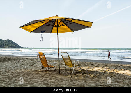 Liegestühle und Sonnenschirm am Central Beach. Balneario Camboriu, Santa Catarina, Brasilien. Stockfoto