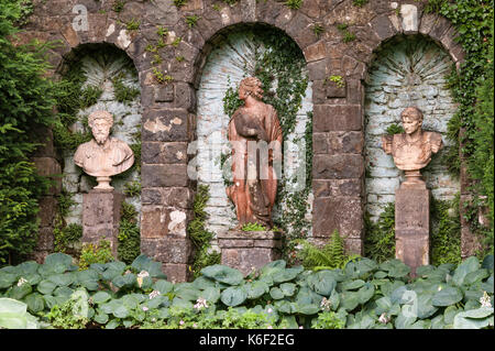 Plas Brondanw, Wales, UK. Klassische Statuen und Büsten im formalen Gärten am Haus von Clough Williams-Ellis, Architekt in der Nähe Portmeirion. Stockfoto