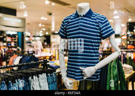 Man Casual Shirt Closeup auf Mannequin in Fashion Store Stockfoto