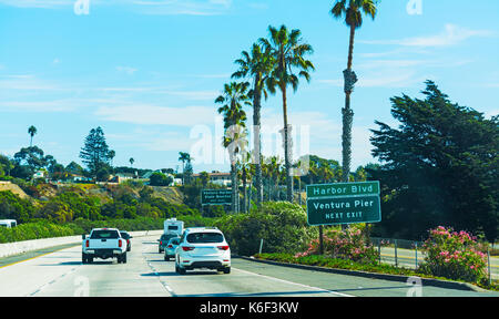 Der Verkehr auf der Pacific Coast Highway in Richtung Süden. Kalifornien, USA Stockfoto