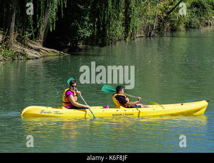 Aranjuez, Madrid, Spanien. 10. September, 2017. Zwei Personen üben Kajak durch den Fluss Tejo in Aranjuez, Spanien. Stockfoto