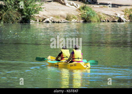 Aranjuez, Madrid, Spanien. 10. September, 2017. Zwei Personen üben Kajak durch den Fluss Tejo in Aranjuez, Spanien. Stockfoto