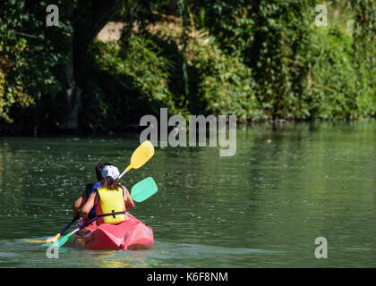 Aranjuez, Madrid, Spanien. 10. September, 2017. Zwei Personen üben Kajak durch den Fluss Tejo in Aranjuez, Spanien. Stockfoto