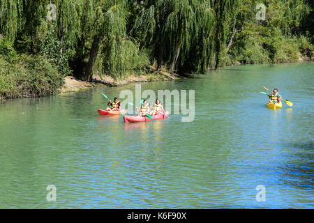 Aranjuez, Madrid, Spanien. 10. September, 2017. Menschen üben Kajak durch den Fluss Tejo in Aranjuez, Spanien. Stockfoto