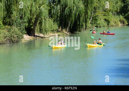 Aranjuez, Madrid, Spanien. 10. September, 2017. Menschen üben Kajak durch den Fluss Tejo in Aranjuez, Spanien. Stockfoto