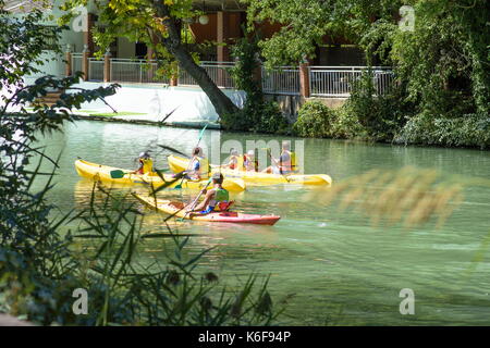 Aranjuez, Madrid, Spanien. 10. September, 2017. Menschen üben Kajak durch den Fluss Tejo in Aranjuez, Spanien. Stockfoto