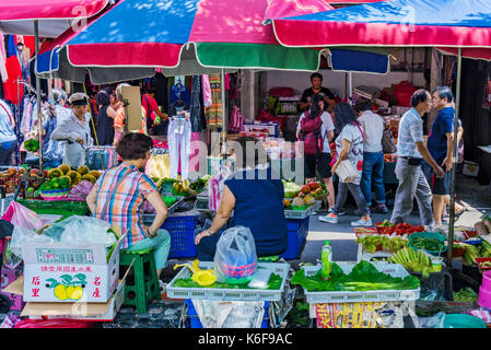 TAIPEI, Taiwan - 01. Juli: Obst und Gemüse Stände in Shuanglian Morgen Markt eine beliebte traditionelle Markt wo Pople kommen lokale Produkte kaufen Stockfoto