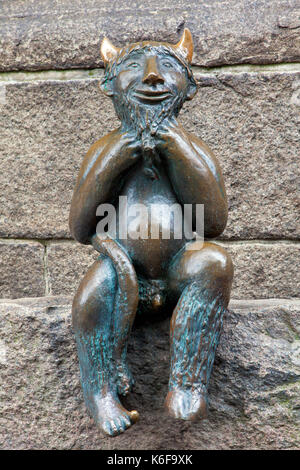 Niedliche kleine bronzene Teufelskulptur auf dem Teufelsstein in der Lübecker Marienkirche in Lübeck, Schleswig-Holstein Stockfoto