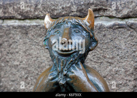 Niedliche kleine bronzene Teufelskulptur auf dem Teufelsstein in der Lübecker Marienkirche in Lübeck, Schleswig-Holstein Stockfoto